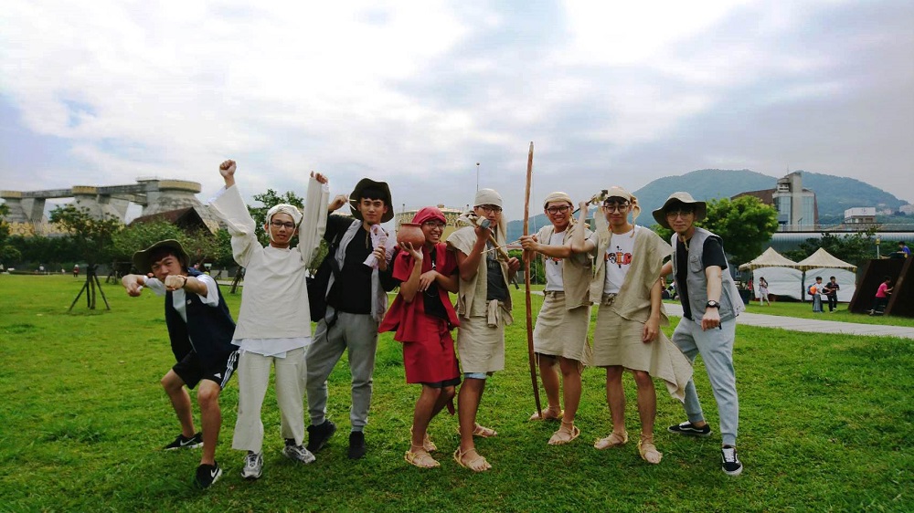 這次考古生活節學術單位合作表演及展攤，有輔仁大學織品服裝學系與育達商職時尚模特兒科共同合作的「亙古亙今─古意新著服裝展演」以及與黎明技術學院合作推出「史前人飲食鋪」攤位。 圖：十三行博物館提供