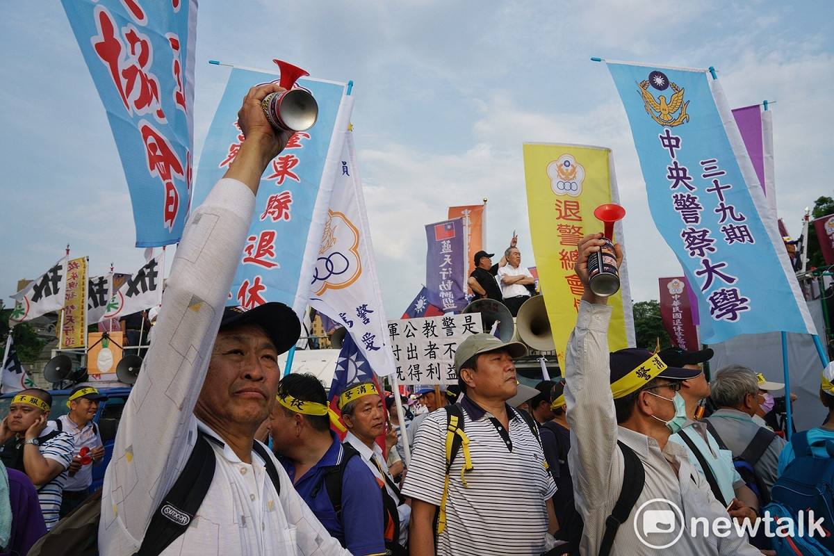 不滿政府對軍人年改採取脫鉤處理，樓地板高於警消，退警、退消、警眷等團體今天發起兩天一夜萬人大遊行抗議活動。 圖：張良一／攝