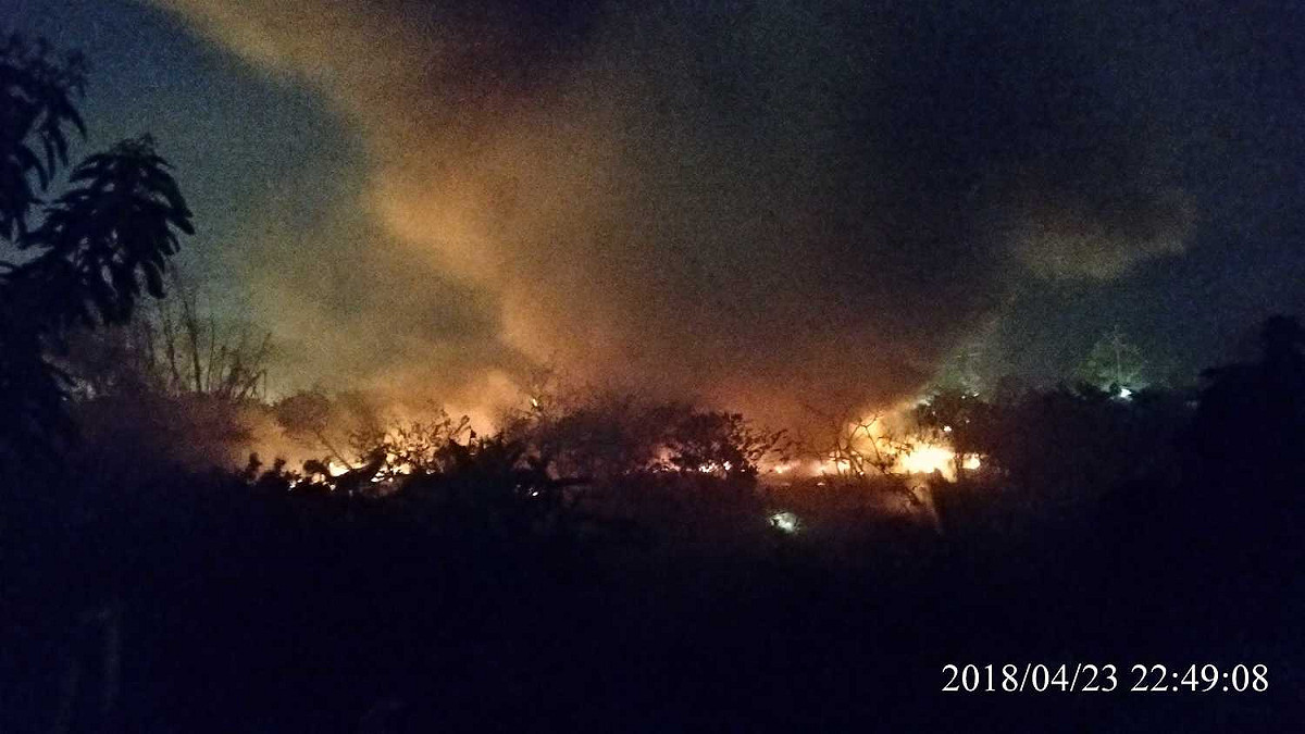 燃燒不完全產生之黑煙飄散至岡山、路竹等地區，高雄市環保局於現場持續監測空屋相關數據，直到今晨高雄地區的空氣品質AQI指數才轉為良好。 圖：高雄市環保局／提供