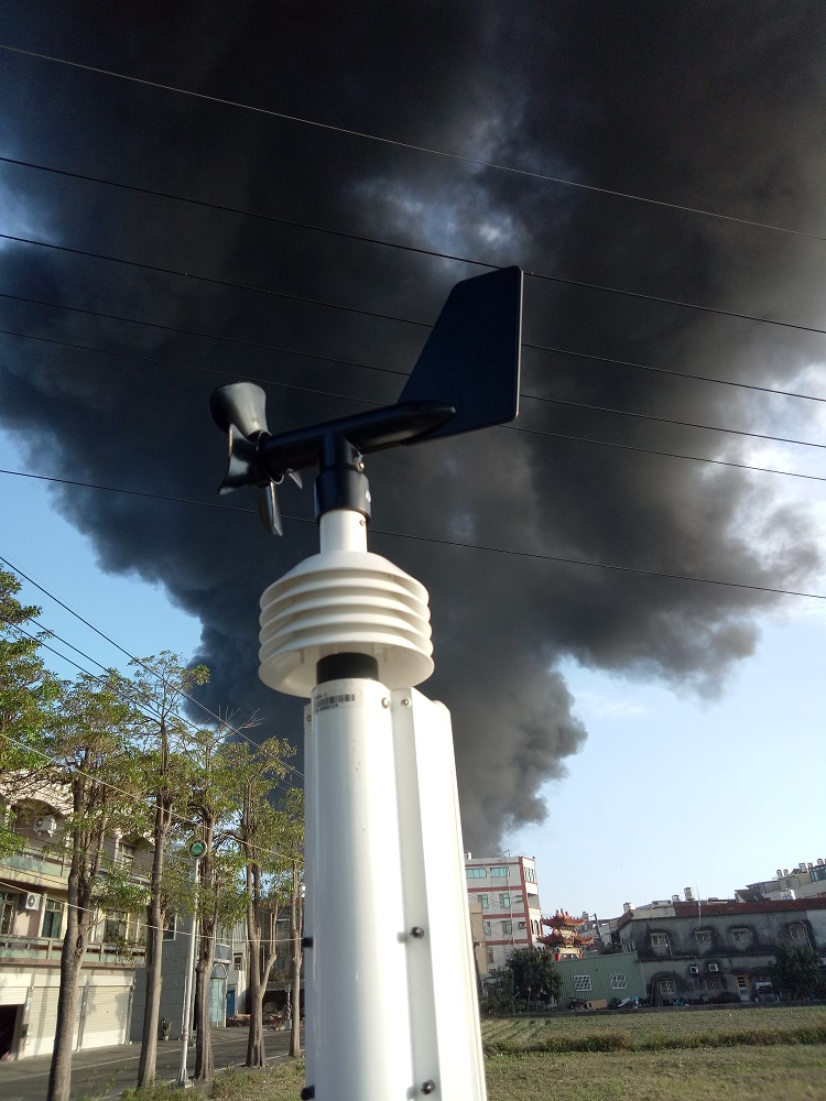 因燃燒產生大量明顯粒狀汙染物散布於空氣中，環保局已先依違反《空污法》31條告發，裁處金額將視污染情節裁處10至100萬。 圖：高雄市環保局／提供