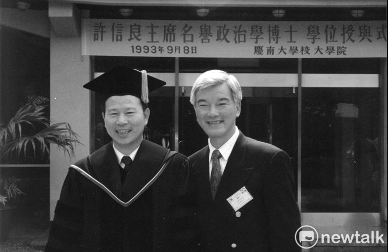 盧修一立委與民進黨第四屆黨主席許信良是政治大學同班同學，畢業後先後前往歐洲留學。一九九三年許信良獲得韓國慶南大學名譽政治學博士，盧修一立委前往韓國參加許信良主席學位授與儀式。  圖/白鷺鷥文教基金會提供