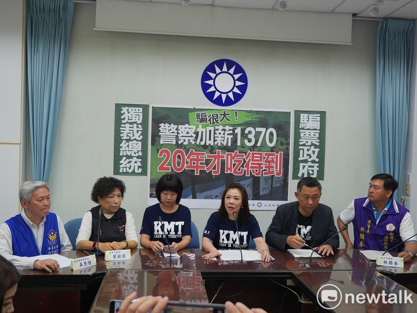 前警大教授葉毓蘭（左二）曾出席國民黨團記者會。 圖：趙婉淳／攝（資料照）
