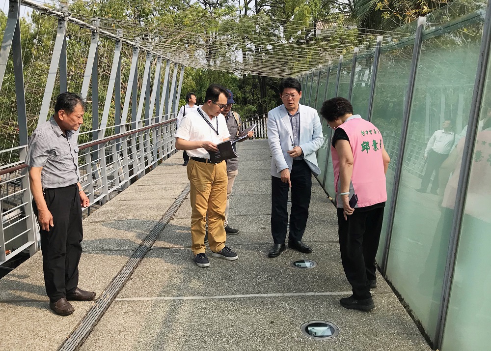 台中市議員邱素貞、建設局長黃玉霖等人到「頂橋仔新公地」會勘。 圖 : 台中市議員邱素貞/提供