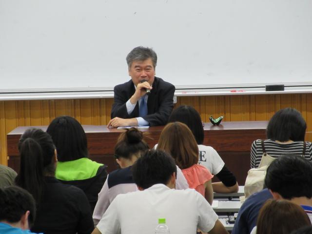 日本財務省事務次官福田淳一因性騷擾女記者請辭，內閣會議今天批准他辭官。但因他可領高額退休金，再度引起爭議。 圖 : 翻攝自信州大學