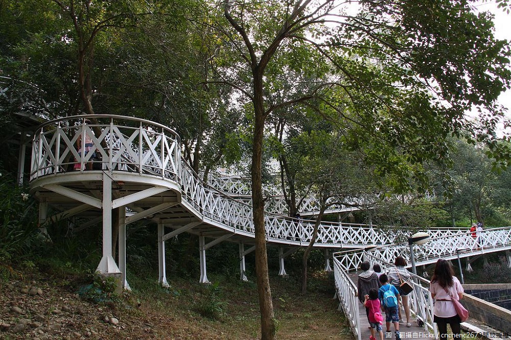 竹崎公園為朴子溪沿岸所建的首座親水公園，位在台三線的竹崎大橋旁，規劃步道區等設施，是當地老少咸宜的遊憩地點。 圖：翻攝自Flickr／cnchenc2679開放授權