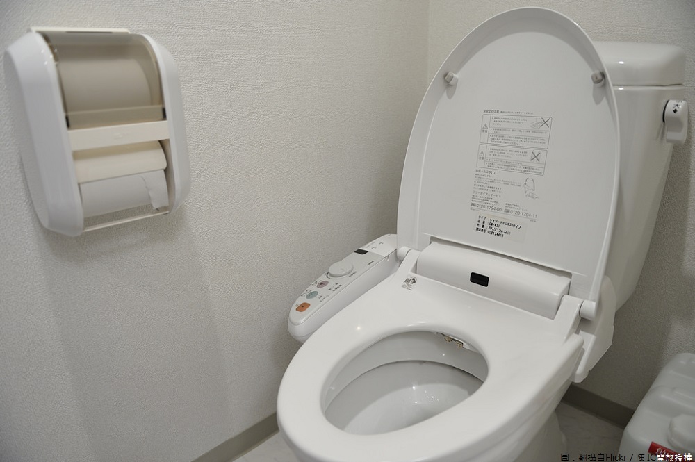 為確保市場「免治馬桶便座」商品的安全性，消基會去年(106)8月對各大通路進行隨機抽查檢驗，發現10件樣品中有4件不符合規定，以「中文標示」項目查核不符合。 圖：翻攝自Flickr／陳 IC開放授權