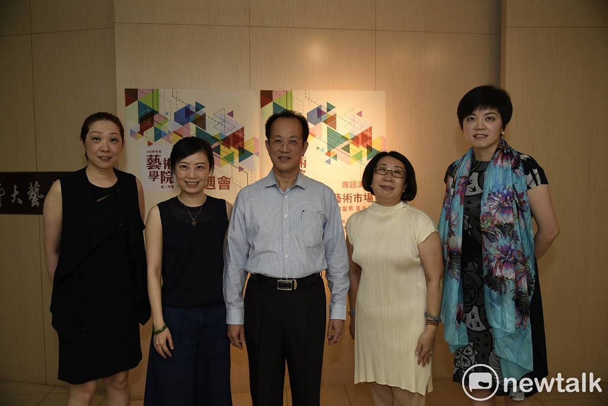 台灣藝術股份有限公司副總經理柯芷吟（右一）、行政總監丁肇茨（右二）、董事長林富男（右三）、營運總監謝佳伶（左一）、董事陳雅婷（左二）合影。 圖 : 陳雅婷/攝