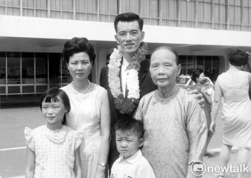 一九六八年九月三日，盧修一（後排中間）前往歐洲比利時留學，在松山機場與送行的親人話別。後排左一為母親葉蜜女士、後排右一為祖母翁桃女士、前排為姪子、姪女。 圖：白鷺鷥文教基金會/提供