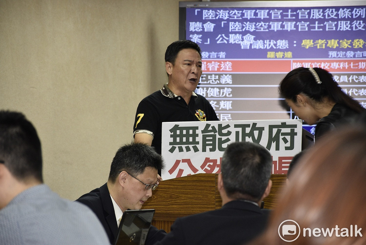 八百壯士執行長羅睿達在公聽會中領銜上陣，他痛批「無能政府，公然賴帳」。 圖：黃韋銓/攝