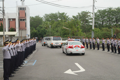國道公路警察局第四公路警察大隊兩名員警23日清晨執勤時遭撞死，移靈車隊25日繞行至兩人所屬的新市分隊，上百名員警列隊行禮。 圖：中央社