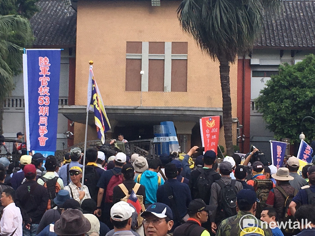 反軍改團體八百壯士與警方爆發推擠衝突。 圖：黃韋銓／攝