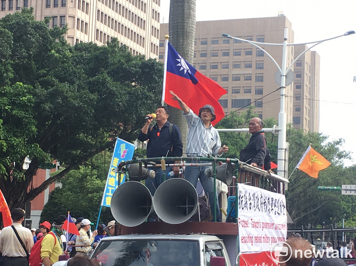 立法院今天召開軍人年改公聽會，反軍改團體八百壯士在外激烈抗議。 圖：黃韋銓／攝