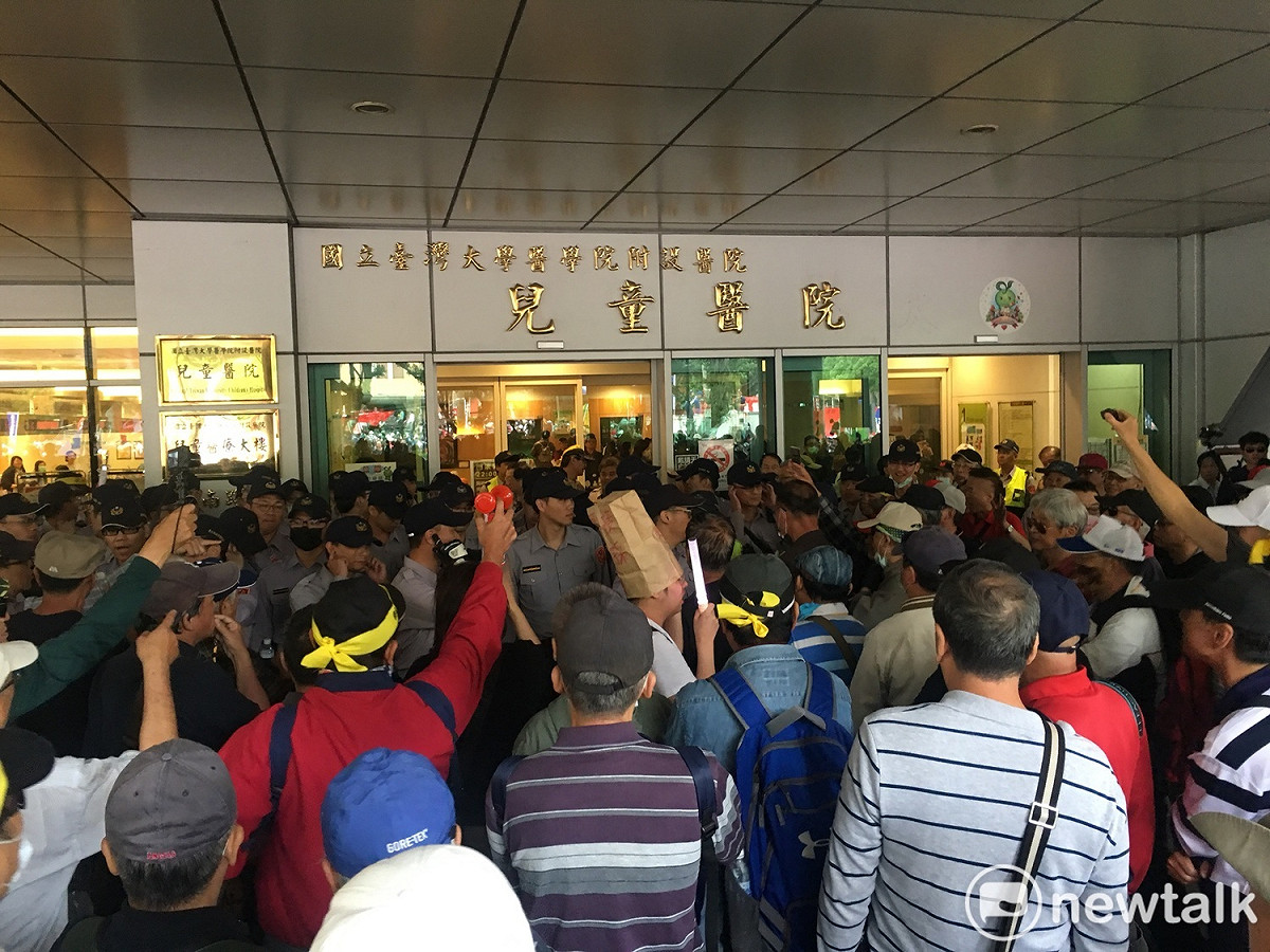 反軍改團體八百壯士衝台大兒童醫院。 圖：張良一／攝
