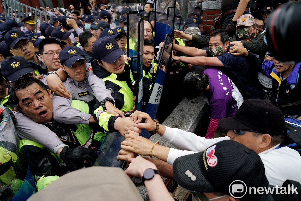反年改團體擬衝進立法院，雙方對峙當中。 圖：張良一／攝