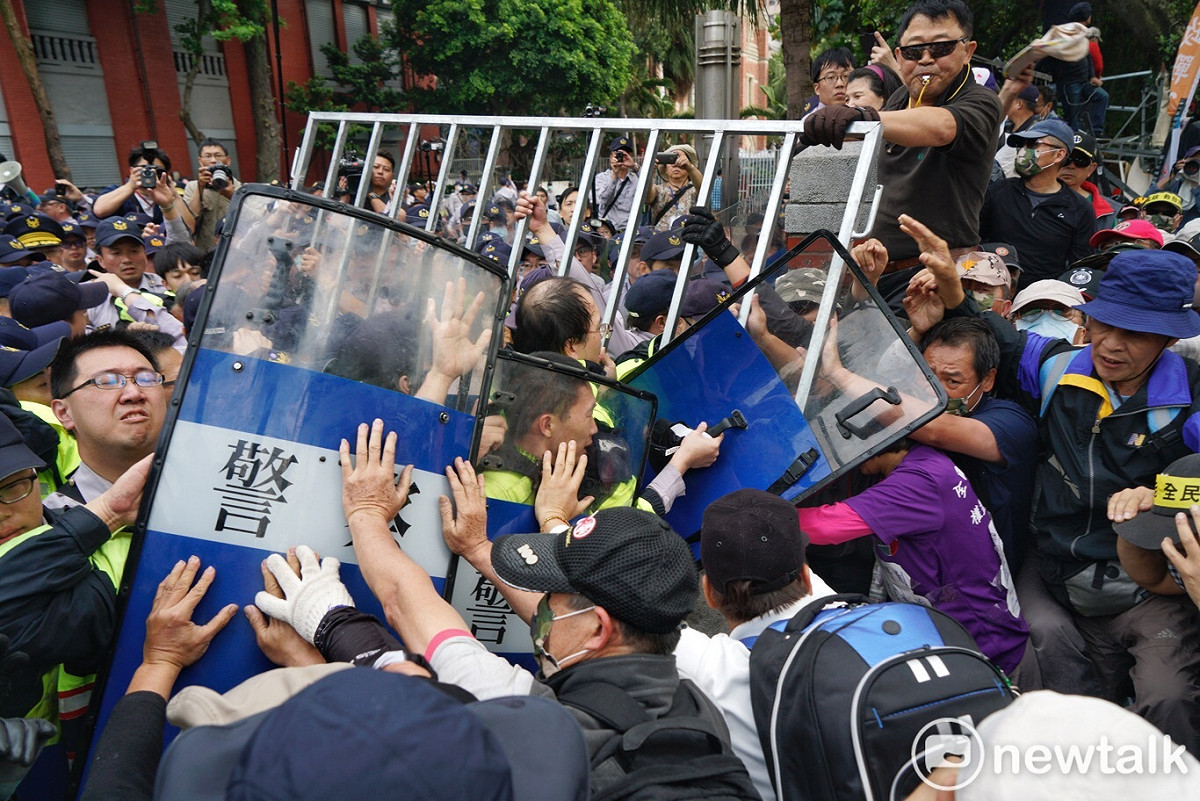 反年改團體為了闖進立法院，將立院一扇不銹鋼大門拆掉一扇。 圖：張良一／攝