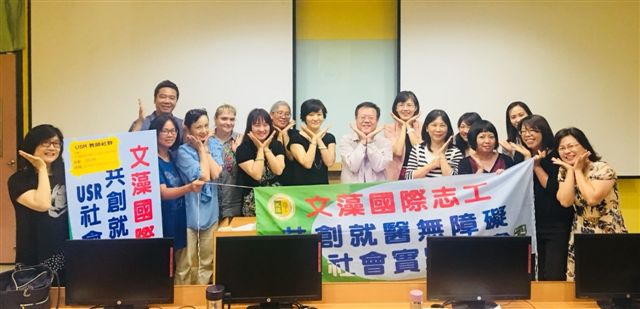 具多國語言、翻譯等專業特色的文藻外語大學，成立多國語國際醫療翻譯志工隊，進駐高榮及義大醫院，解決新住民就醫時的語言溝通問題。 圖：文藻外語大學／提供