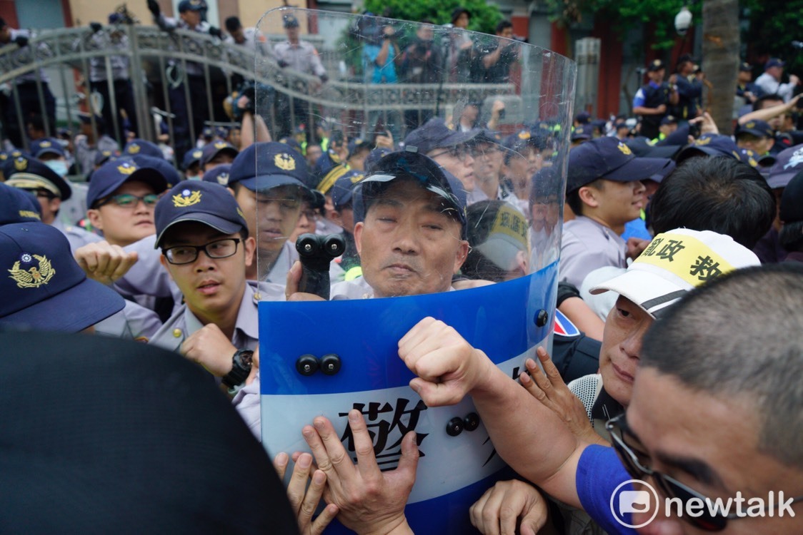 反年改團體與警方爆發嚴重衝突。 圖：張良一／攝