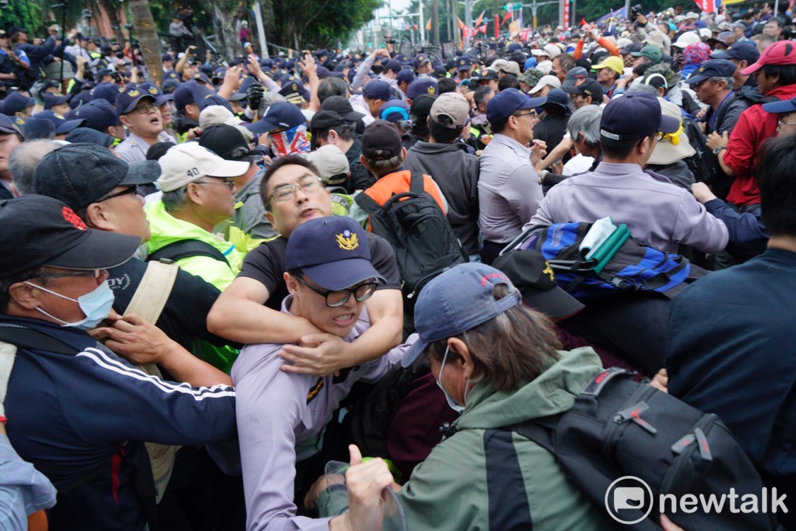 反年改團體與警方爆發嚴重衝突。 圖：張良一／攝