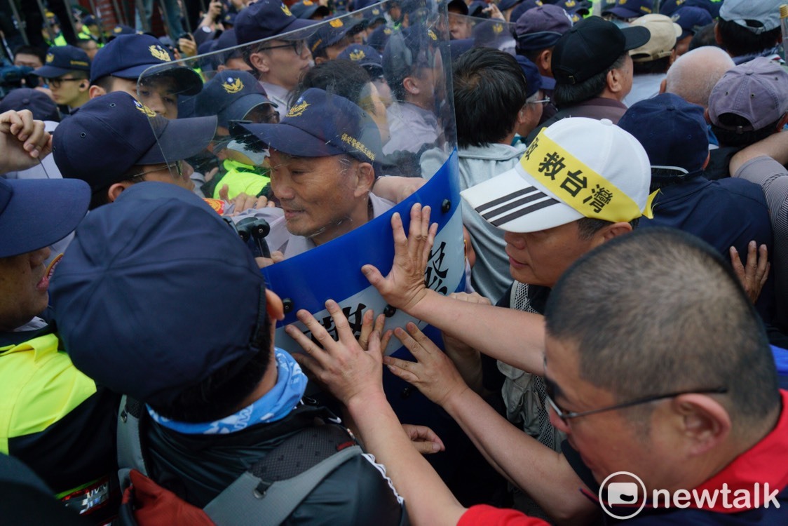 反年改團體與警方爆發嚴重衝突。 圖：張良一／攝