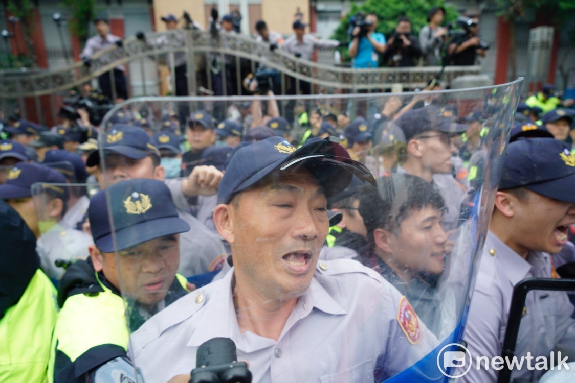 反年改團體與警方爆發嚴重衝突。 圖：張良一／攝