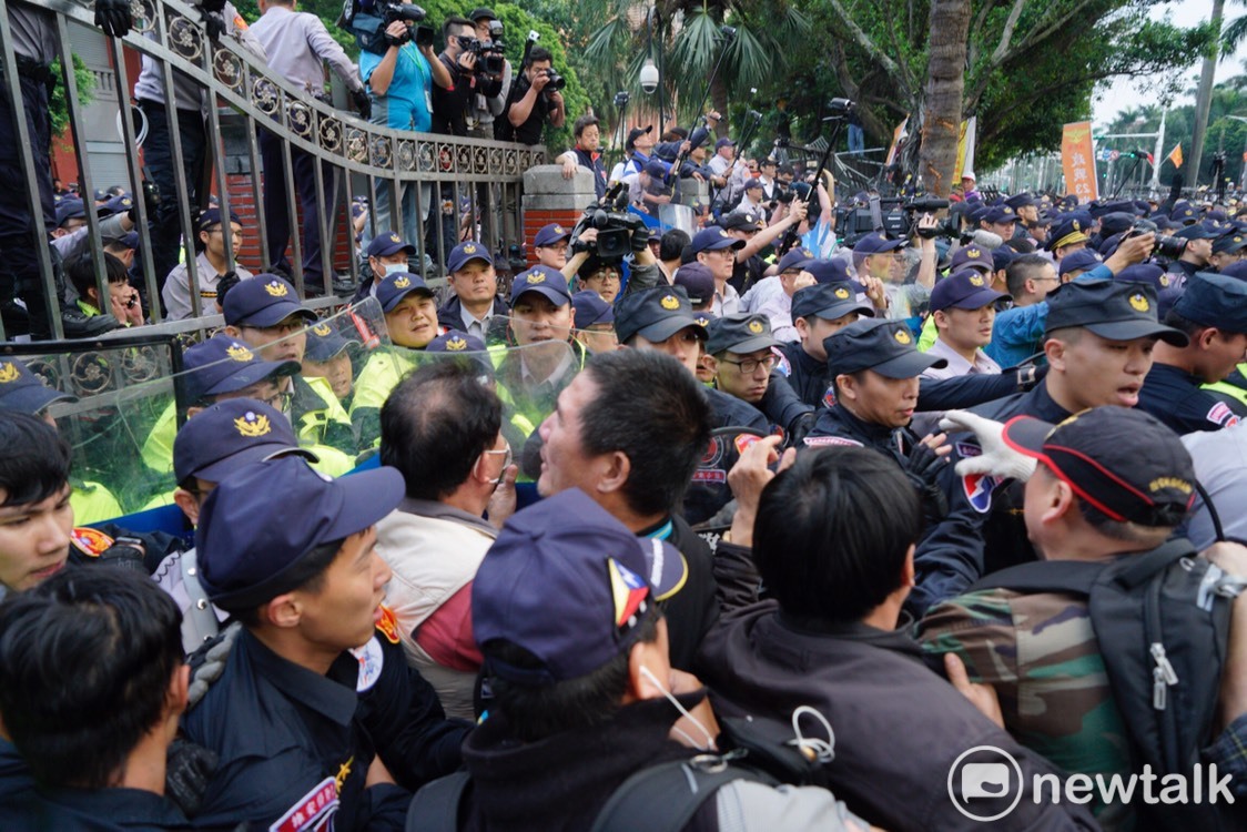 反年改團體與警方爆發嚴重衝突。 圖：張良一／攝