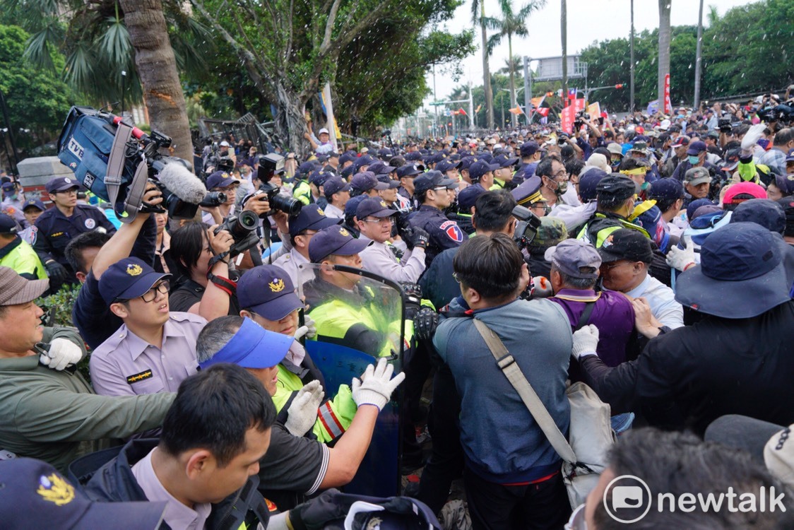 反年改團體與警方爆發嚴重衝突。 圖：張良一／攝