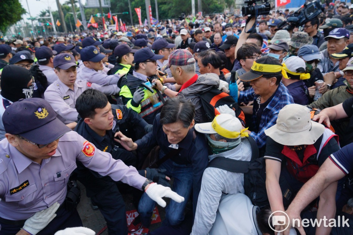 反年改團體與警方爆發嚴重衝突。 圖：張良一／攝