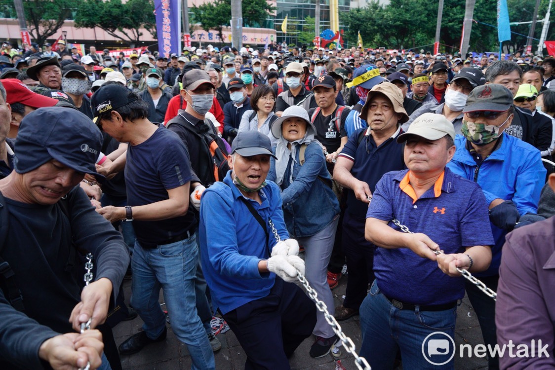 反年改團體拿出鐵鍊和鐵勾破壞拒馬和立法院大門。 圖：張良一／攝