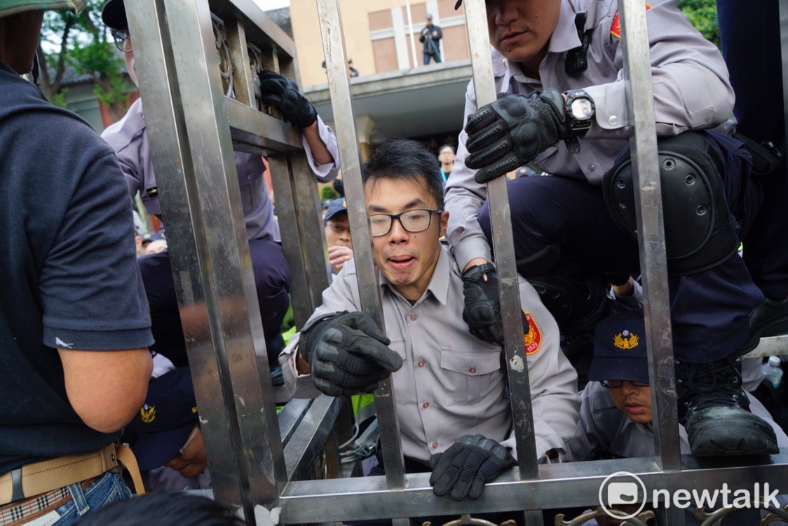 反年改團體與警方爆發嚴重衝突。 圖：張良一／攝