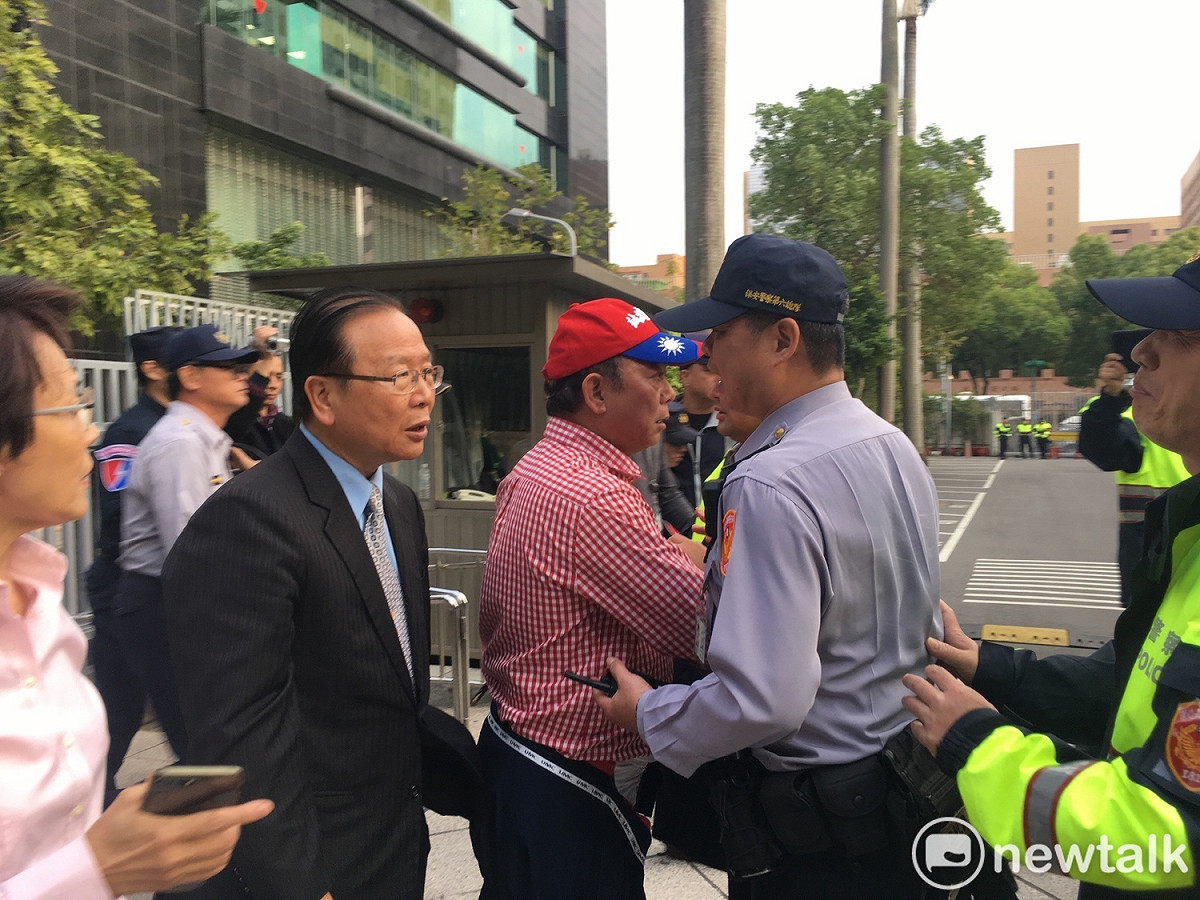 稍早，國民黨團總召林德福隨後到立院門口探望被綁上束帶的其他抗議人士。 圖：黃韋銓/攝
