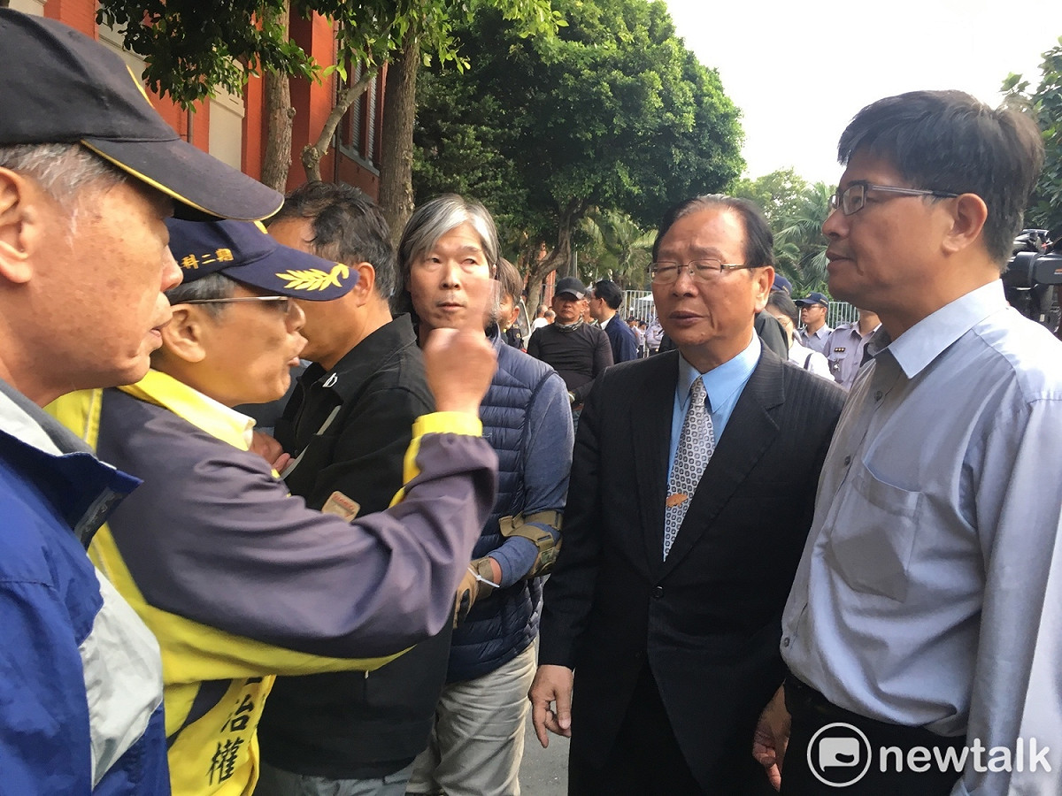 稍早，國民黨團總召林德福隨後帶著五名反年改人士到立院探望被警方抓住的民眾。由於警方不讓行反年改人士，引來林德福大罵「我是國民黨團總召，是這裡的主人耶！」 圖：黃韋銓/攝