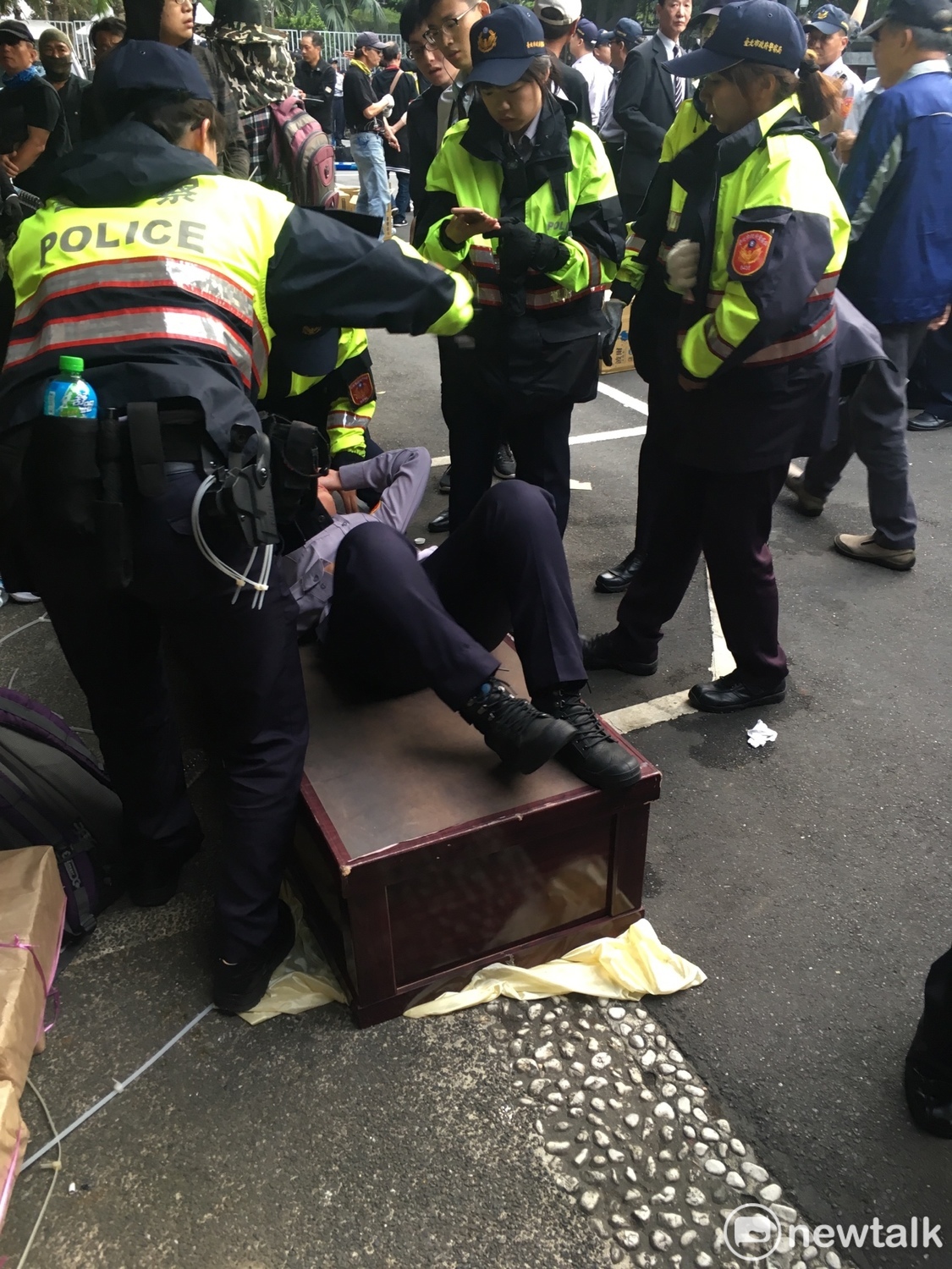 抗爭過程中，女警疑似喘不過氣，送醫急救。 圖：黃韋銓/攝
