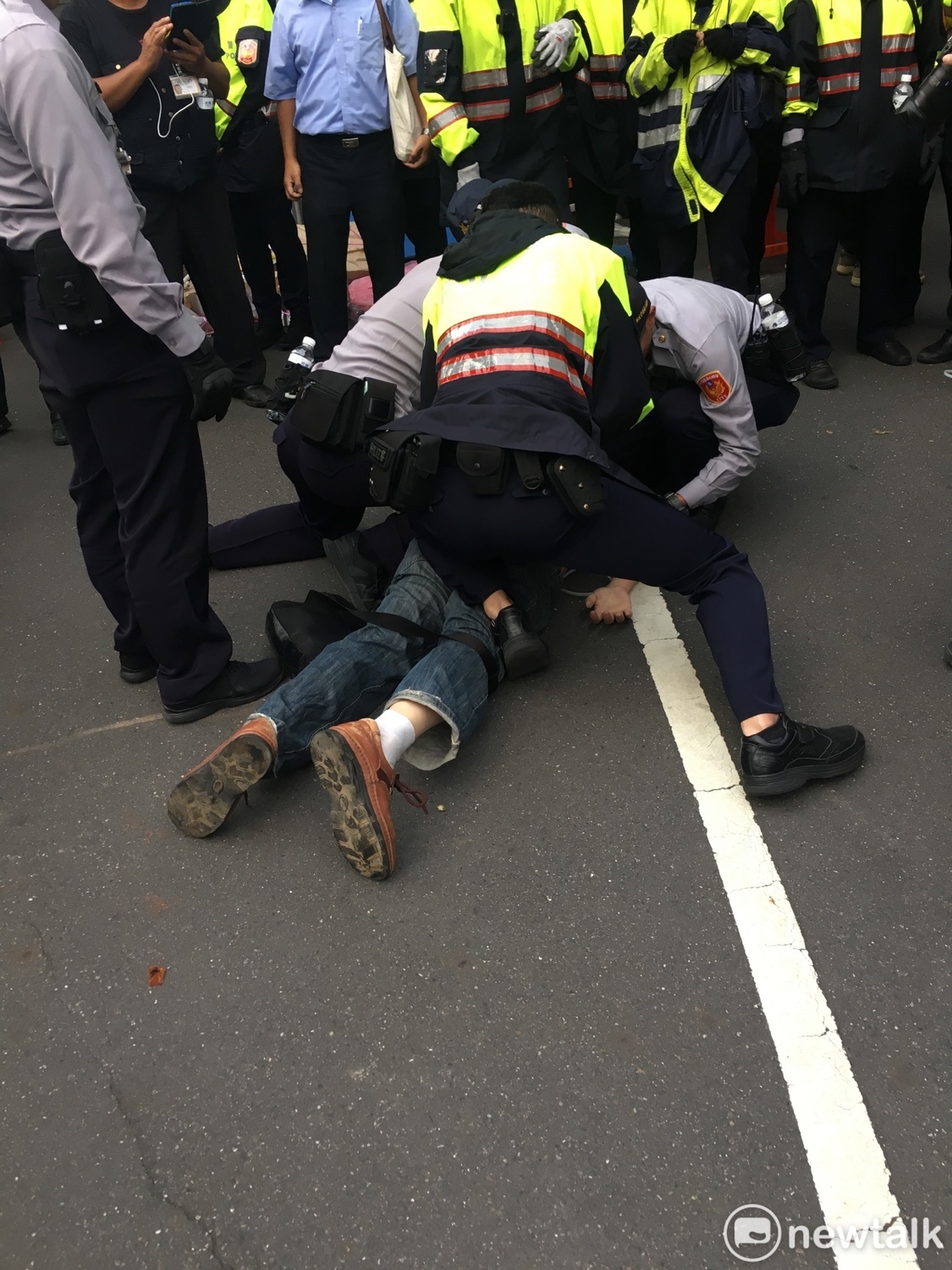 反年改人士遭警方逮補。 圖：黃韋銓/攝