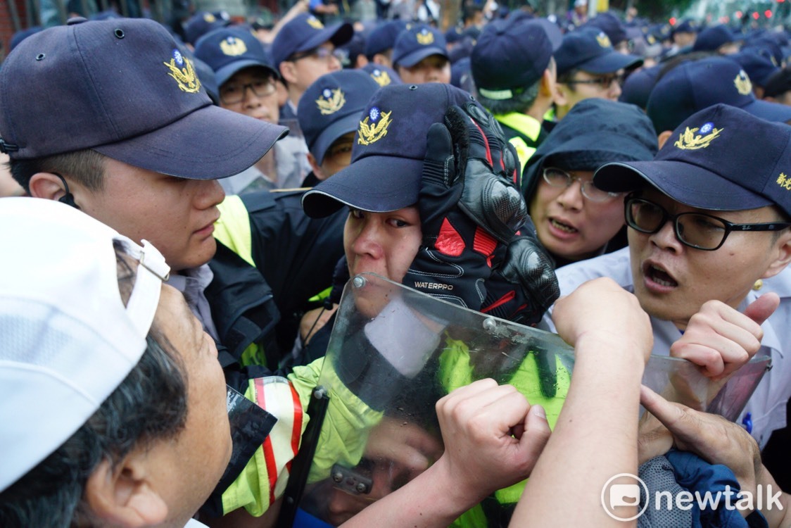 一名年輕員警激動落下男兒淚，同袍則戴厚重的手套抱住落淚員警的臉頰，避免他受傷。這樣令人動容的畫面，今天在各社群廣為流傳。 圖：張良一/攝