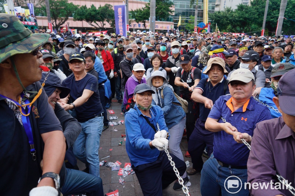 反年改人士拉起鐵鍊，意圖把立院鐵門打開。 圖：新頭殼資料照片