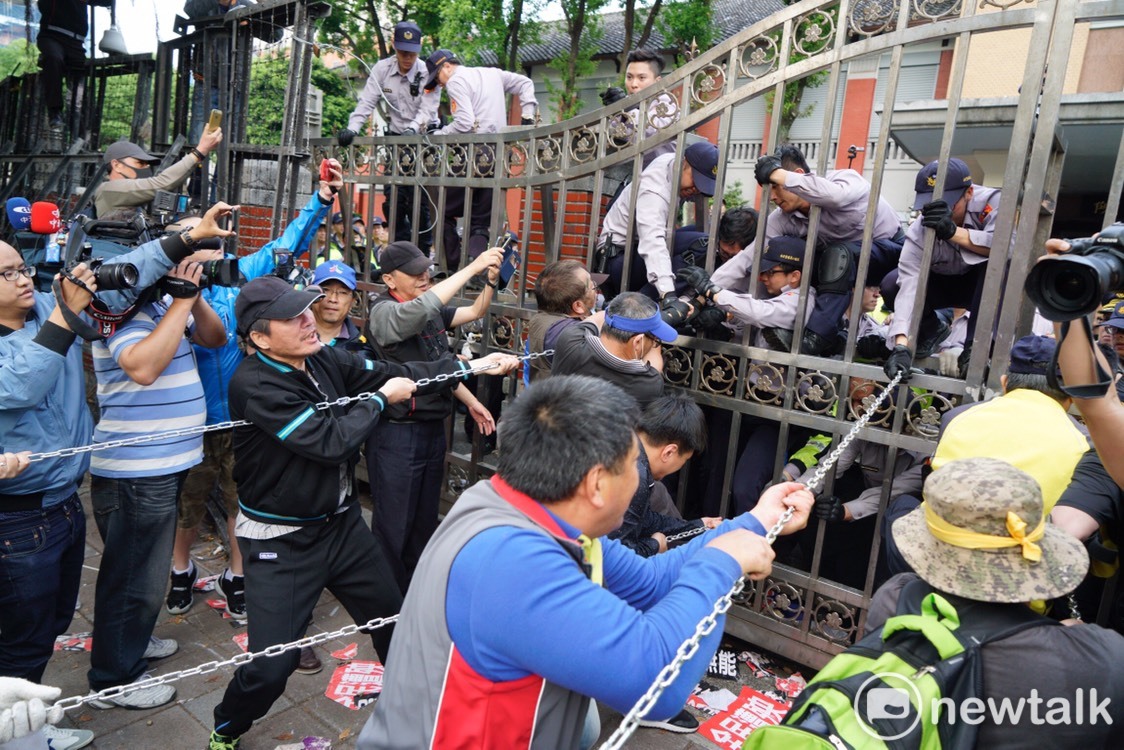 警方阻止反年改人士打開立院鐵門。 圖：張良一/攝
