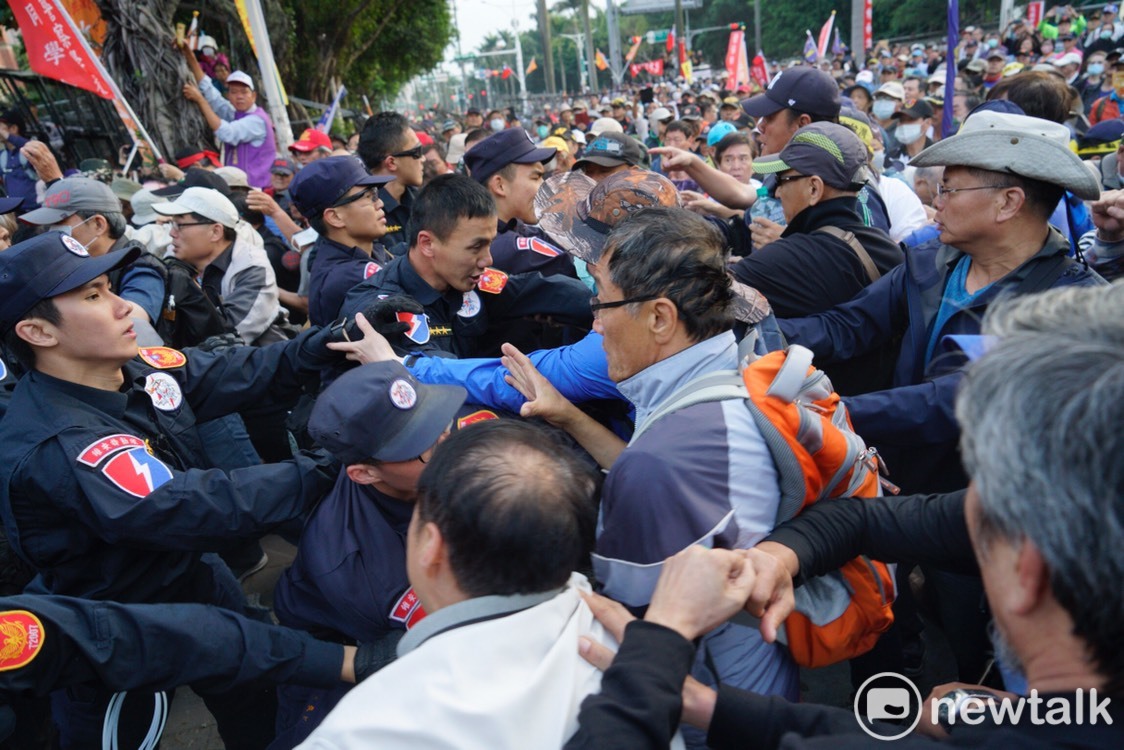 反年改人士與警方對峙。 圖：張良一/攝