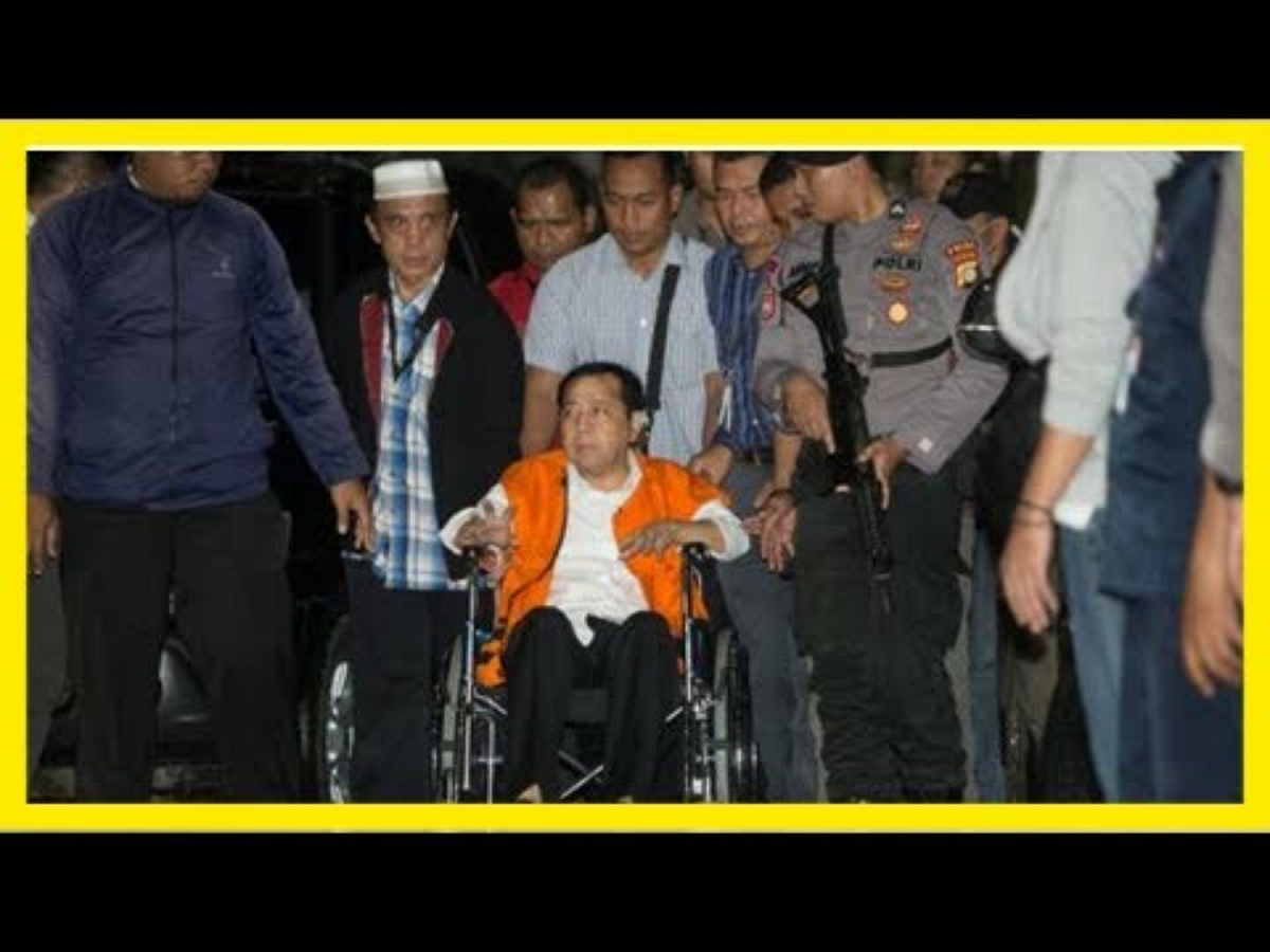 本案事關民生，多次登上印尼媒體頭條。尤其諾凡托（中）屢次稱病躲避司法審理，而成為社交媒體的笑柄。 圖：翻攝自Youtube