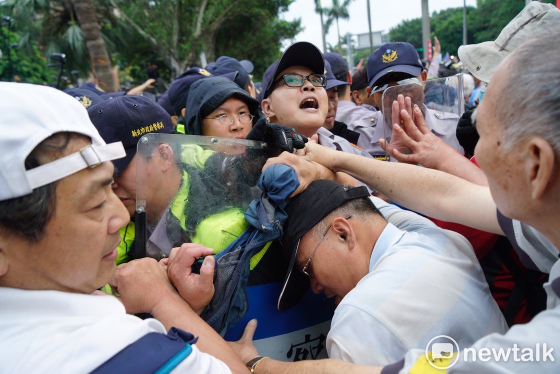 反年改人士與警方推撞。 圖：張良一/攝