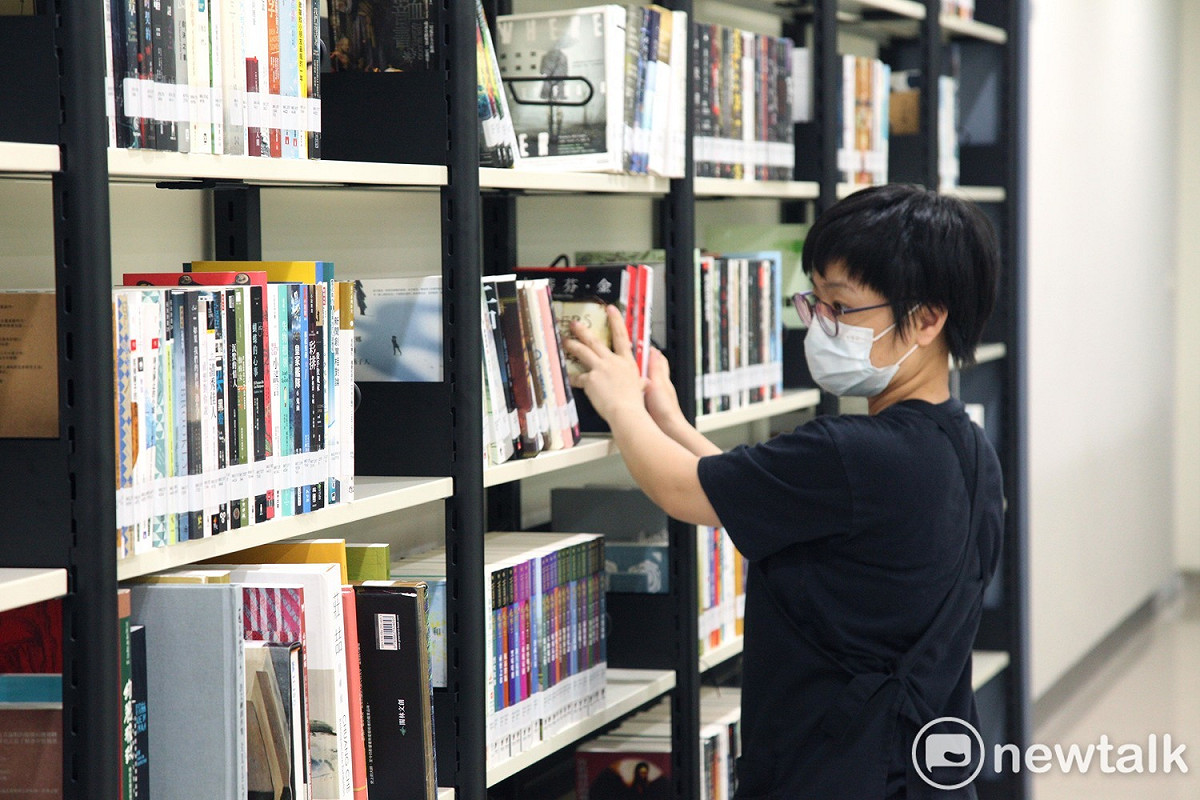 因為館內多是新書，很多民眾都會特別上網跨館借書，是紅梅分館的夯服務喔! 圖: 林昀真/攝