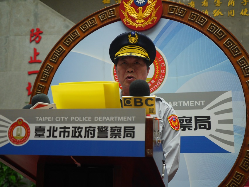 針對反軍改團體八百壯士突襲立法院一事，台北市警察局副局長黃啟澤表示，目前警察局依法已針對32名翻入者予以管束，身分待查明。 圖：趙婉淳／攝