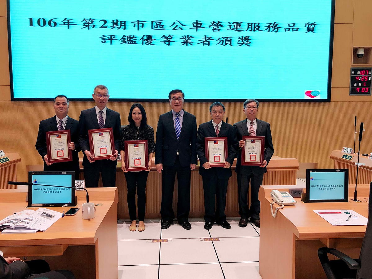 新北市副市長李四川（右三）表揚5家評鑑優等公車業者，首都客運董事長特助李婷娜（左三）、台北客運董事李建文（左二）等業者代表出席受獎。  圖：新北市交通局/提供