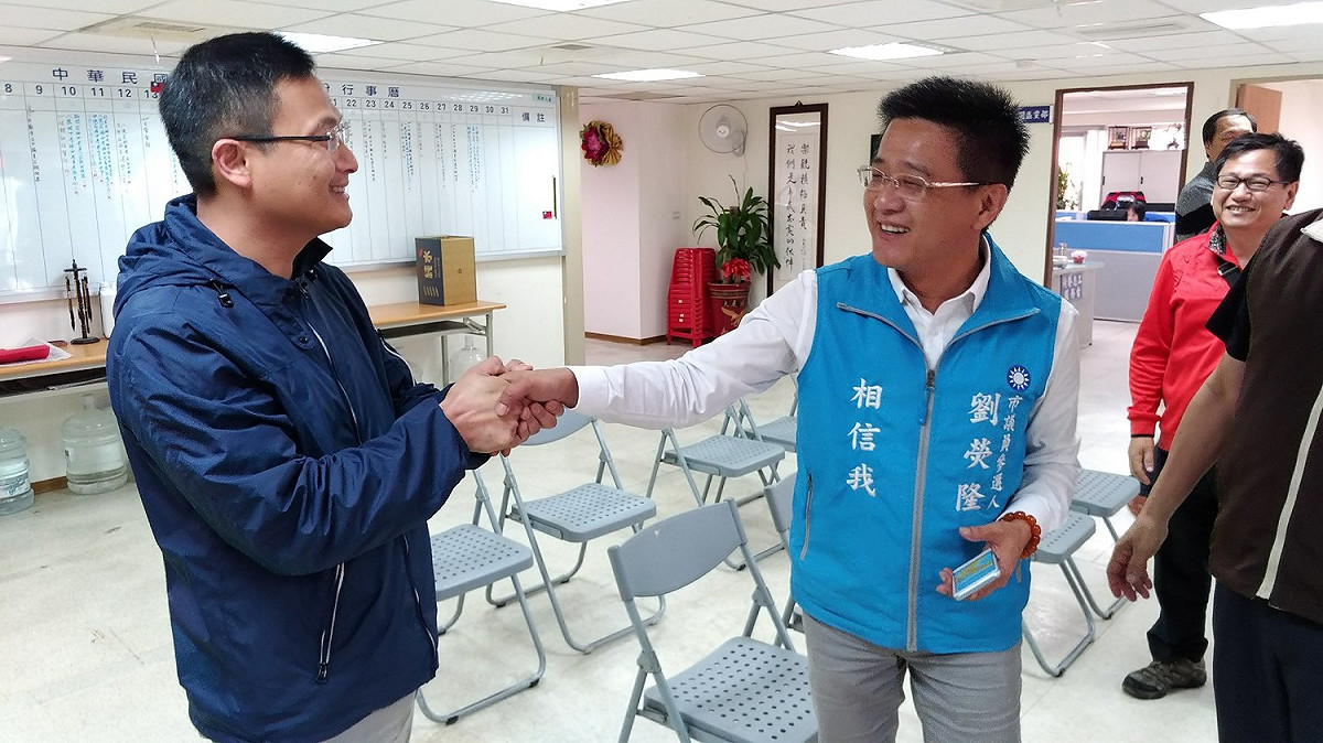劉熒隆（右）表現風度向獲勝的林昭賢握手致賀 圖: 國民黨桃園市黨部/提供