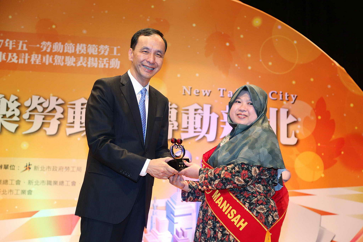 新北市長朱立倫表揚模範勞工，其中包括10位外勞。  圖：新北市政府/提供