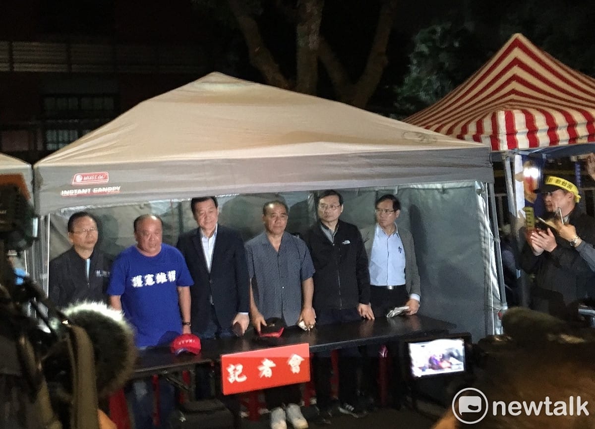 國民黨團幹部排排站，向媒體鞠躬道歉。 圖：黃韋銓/攝