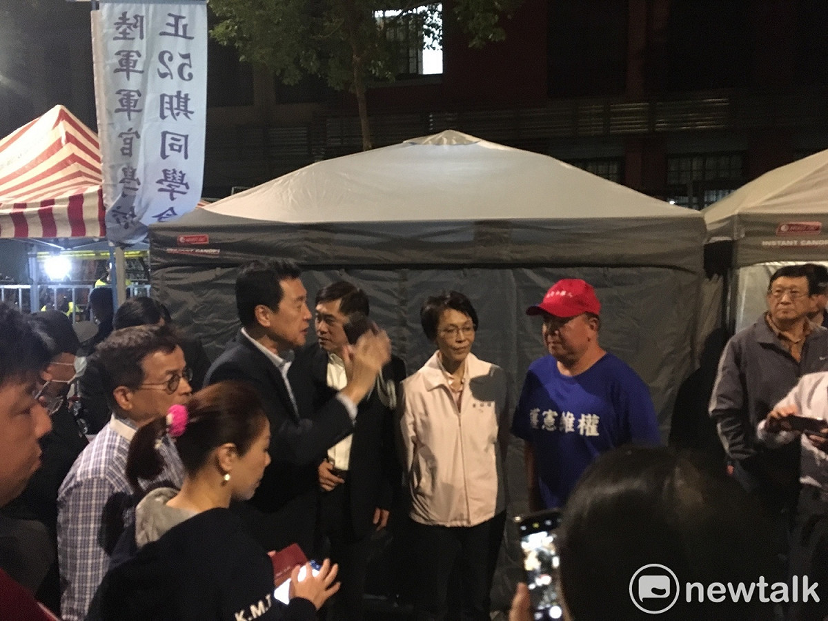 國民黨立委們與郝龍斌在帳篷中會談。 圖：黃韋銓/攝