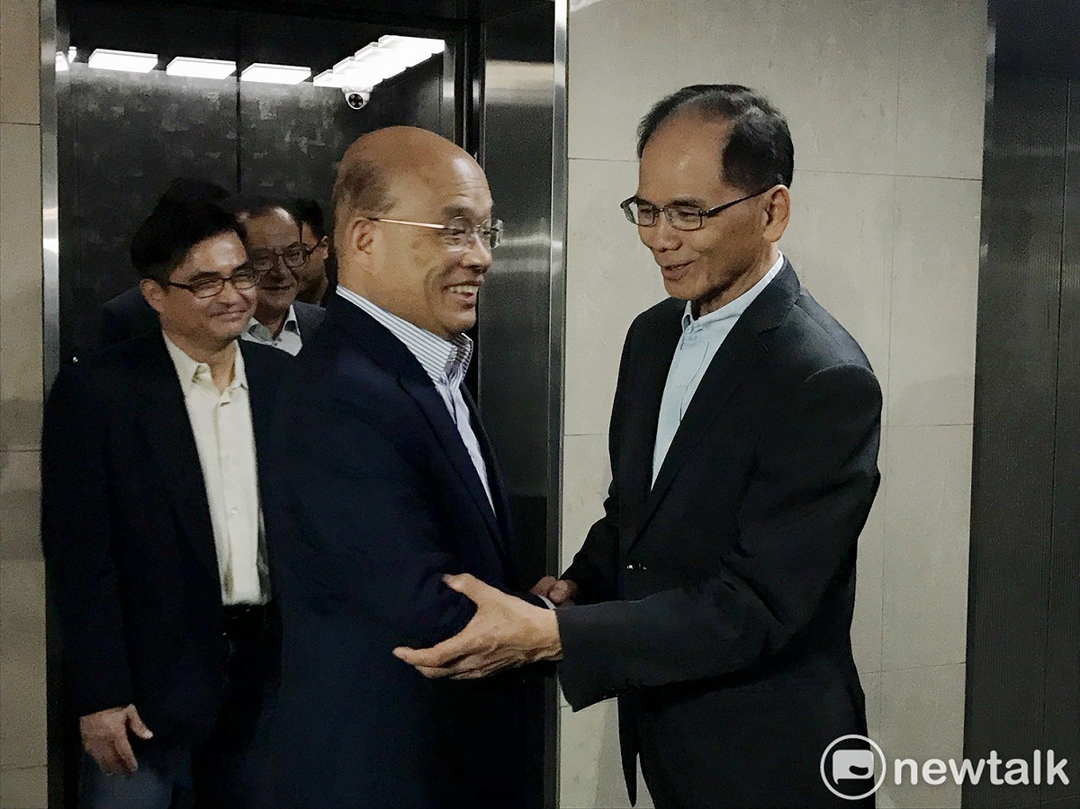 新北市長參選人、前行政院長蘇貞昌（左）今日拜訪前行政院長游錫堃（右）。 圖：周煊惠 / 攝
