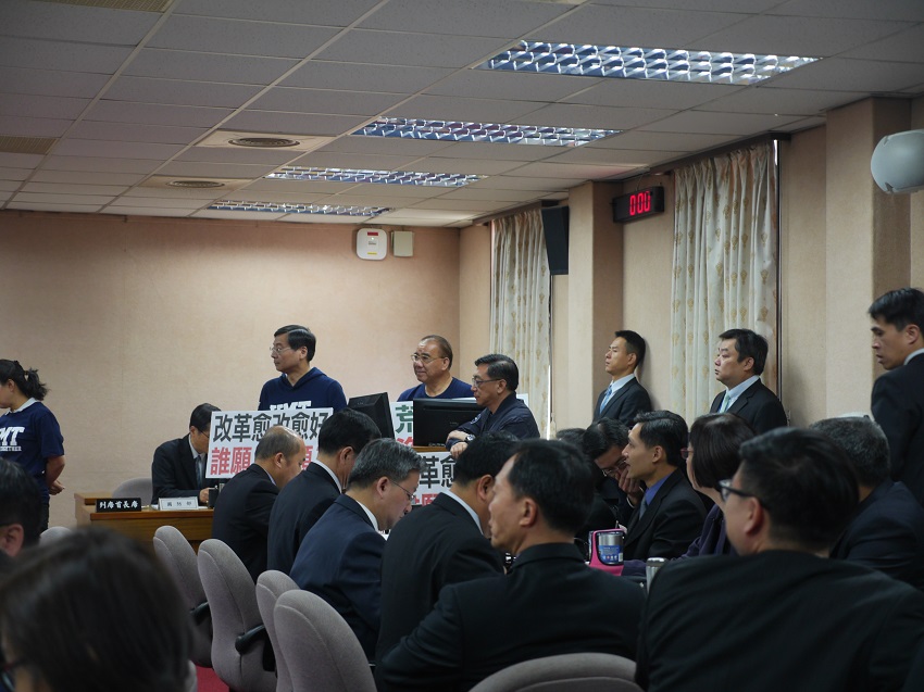 立法院外交國防委員會今天審查軍人年改草案，質詢台也被國民黨立委霸佔。 圖：趙婉淳/攝