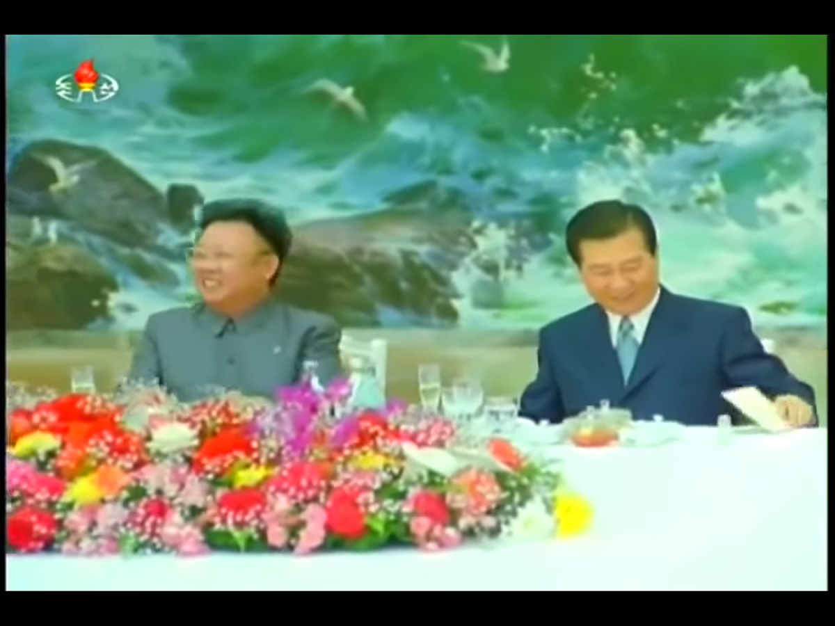 金大中對金正日說，他對此次會面期待已久，金正日回答: 「我們都是朝鮮人」。日後，金大中在他的回憶錄中寫道，兩人共乘禮車時，金正日曾問他：「你害怕來朝鮮嗎？」 圖：翻攝自Youtube