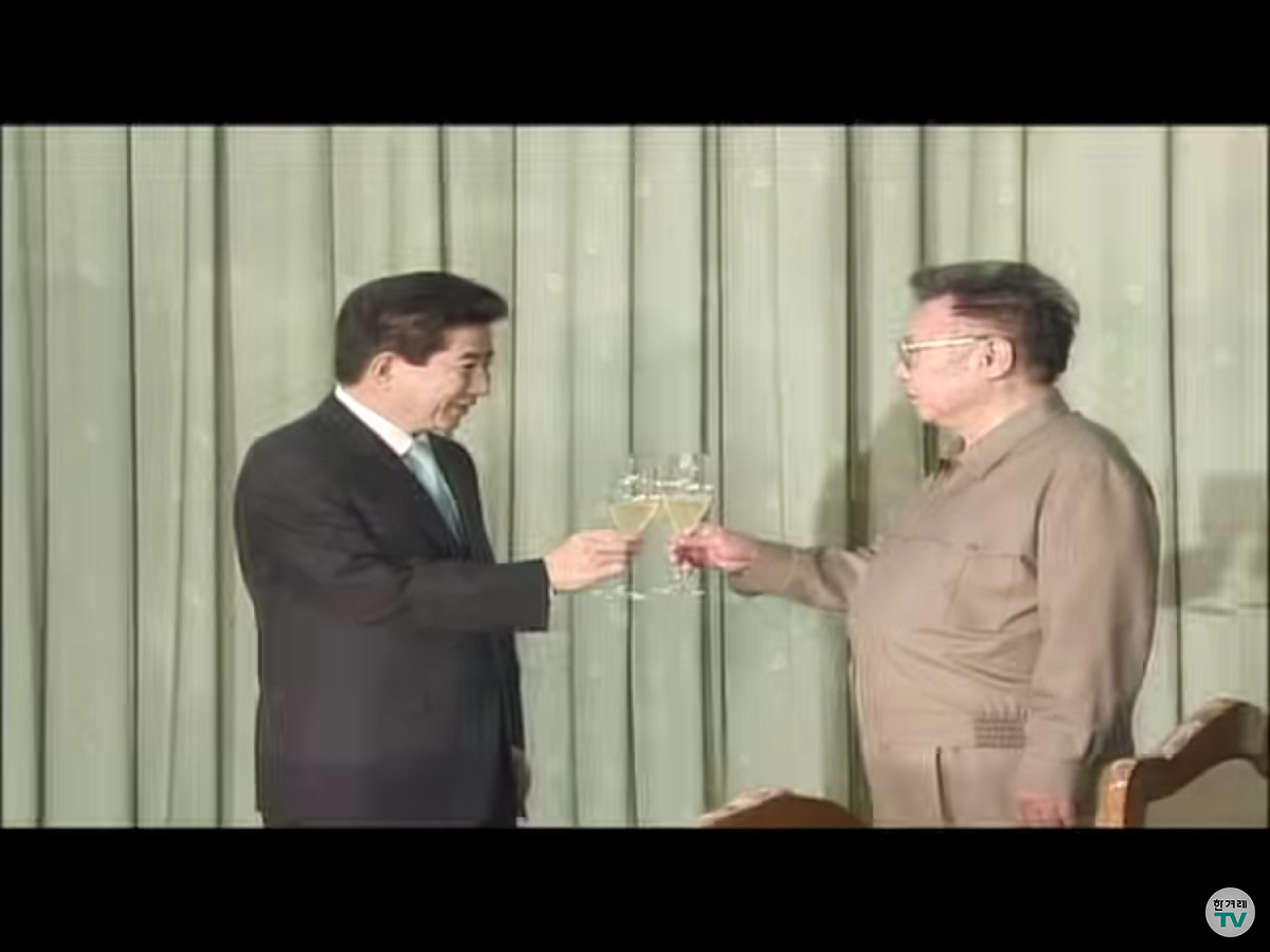 金正日贈送給盧武鉉四噸價值達260萬美元的松茸蘑菇，一千克的松茸蘑菇在南韓本地價值約為656美元。這次的禮物與在第一次的兩韓峰會中，金正日送給金大中的相同。盧武鉉也回贈了金正日一系列南韓的電視劇、電影，以及一套珍貴的茶具與屏風。 圖：翻攝自Youtube